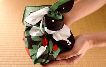 Suitable for the gift! Use Furoshiki to make the shape of a rose flower for wrapping your gift.