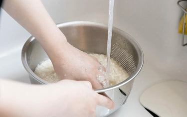 Washing rice with the 3-way rice washing bowl