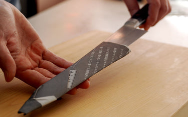 How to store kitchen knives with newspaper
