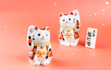 Maneki-neko beckoning cat