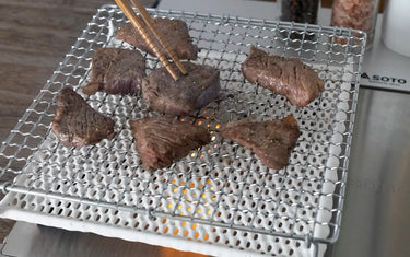 Beef grilling on the Maruju-Kanaami grill mesh