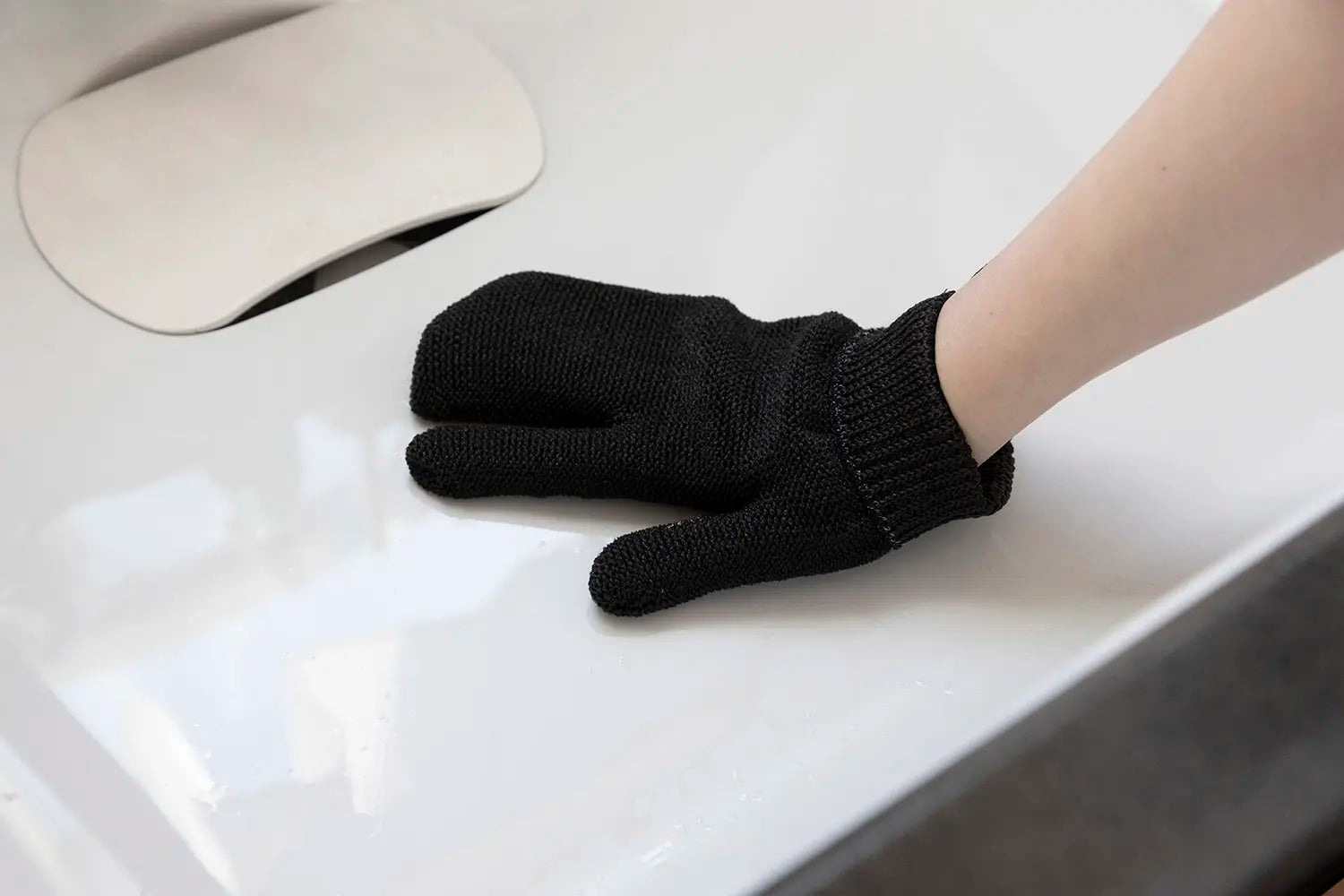 SANBELM scrubbing glove in kitchen sink