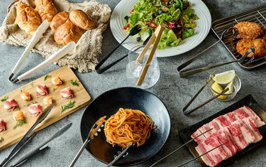 パントング・サラダトング・パスタトング・揚げ物トング、焼肉トング・竹製トング・木製トングが並ぶ様子