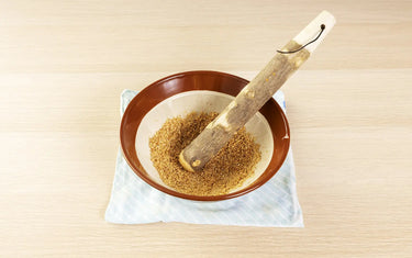 Yamase Tokoname Ware Suribachi Mortar_HG8A1088" alt="Mortar and pestle with ground sesame seeds