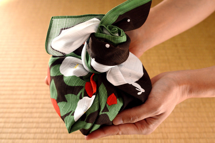 Suitable for the gift! Use Furoshiki to make the shape of a rose flower for wrapping your gift.