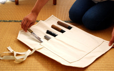 A Convenient Knife Bag for Carrying Knives