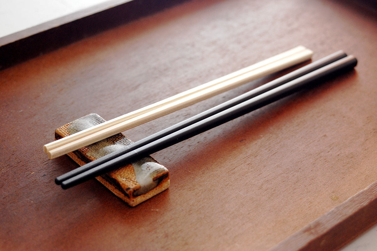 Advantages and disadvantages of disposal chopsticks and eco-friendly chopsticks.
