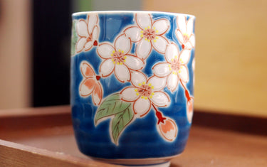 Elegant Kutani Ware with Beautiful Clear Tint and Solemn Atmosphere