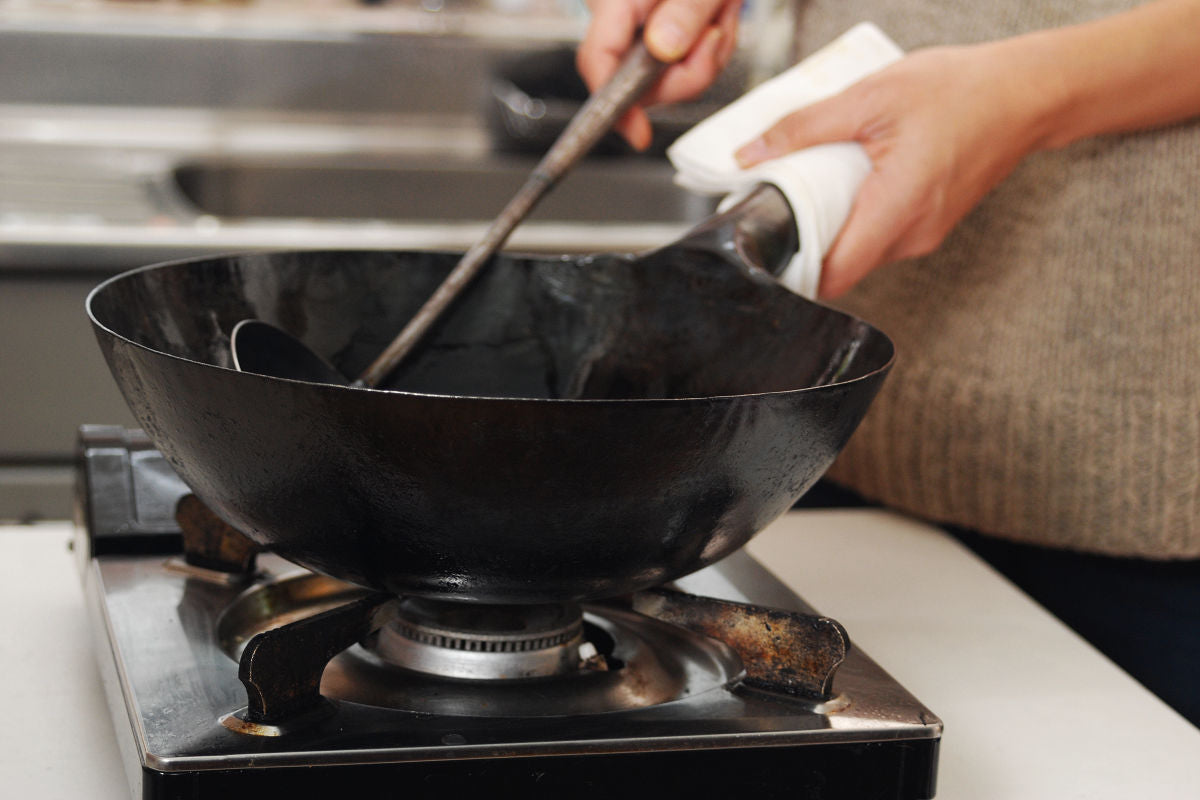 How to Season a New Wok - A Kitchen Cat