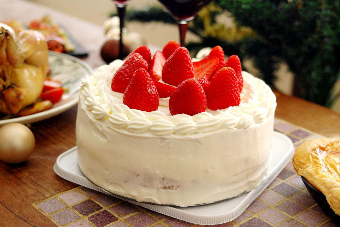 Let’s Make a Homemade Christmas Cake and Enjoy Your Original Decorations!
