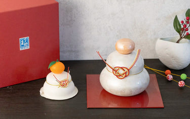 Kagami Mochi next to porcelain kagami mochi decoration