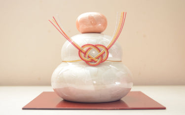 Let's decorate "Kagami-mochi", a popular ornament for the New Year in Japan.