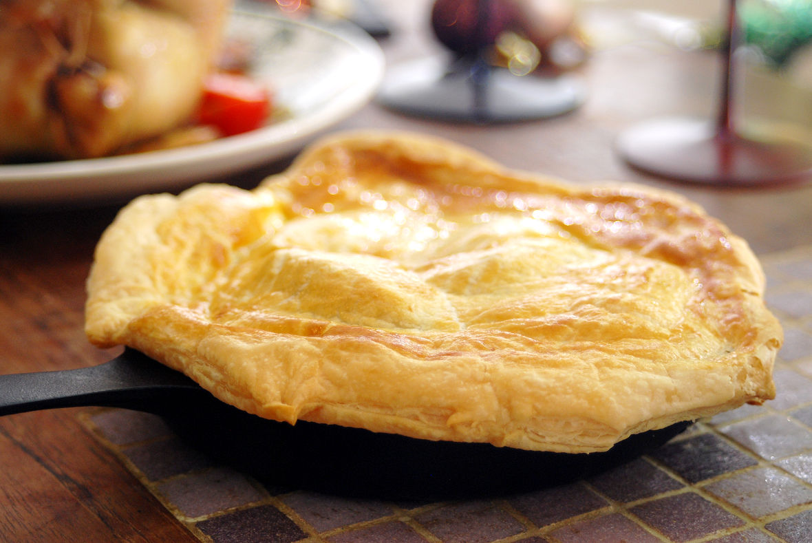 The Recipe to Cook an Apple Pie with a Small Iron Pan