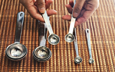 How to measure ingredients accurately with measuring spoons and cups: the basic cooking skill