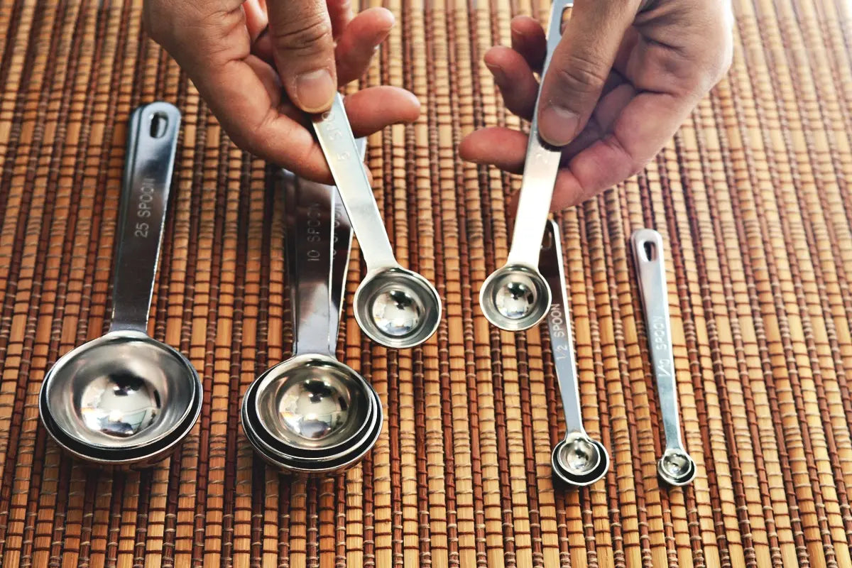 How to measure ingredients accurately with measuring spoons and cups: the basic cooking skill