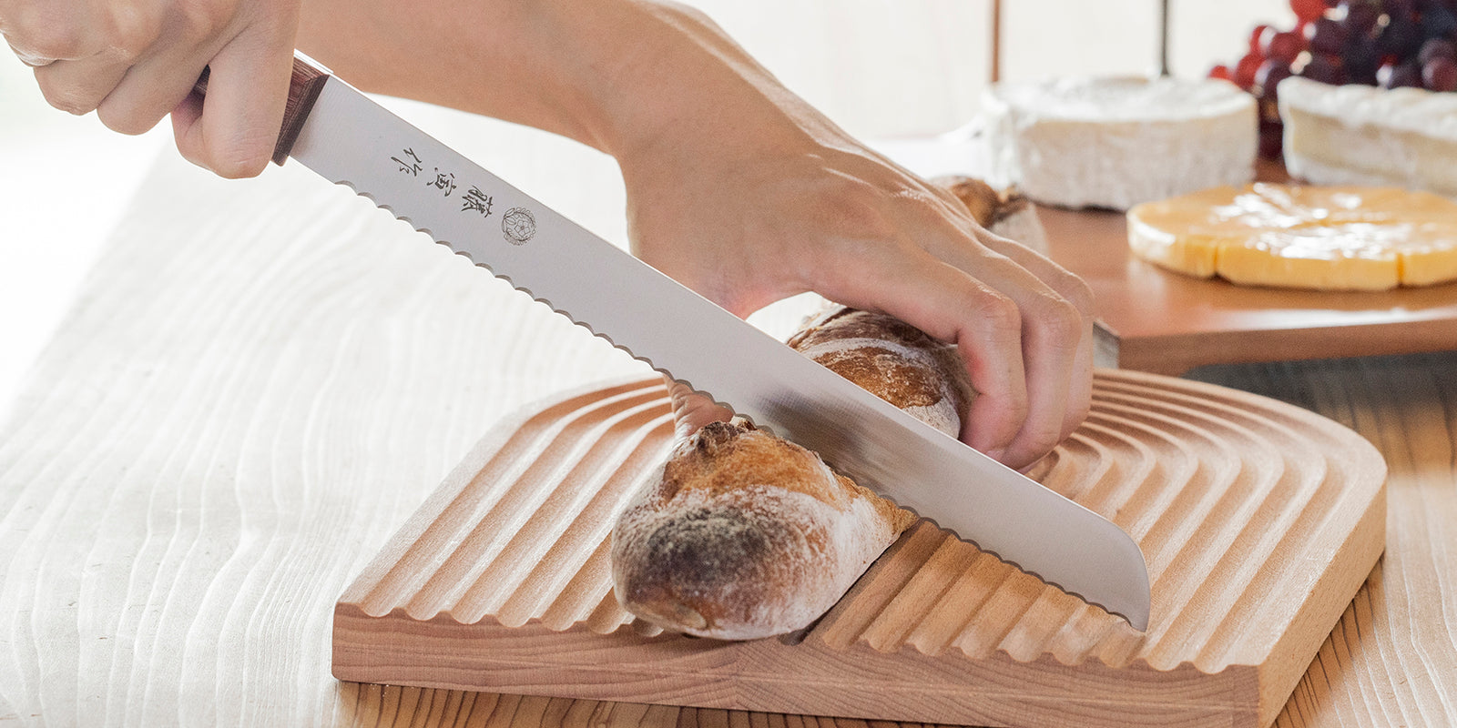 https://www.globalkitchenjapan.com/cdn/shop/collections/bread_knives_collections_1600x.jpg?v=1659520916