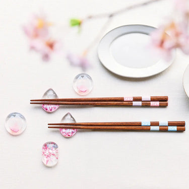 Aderia Tsugaru Vidro Sakura Sakura Soda-Lime Glass Chopstick Rest Teardrop 3-Piece Set