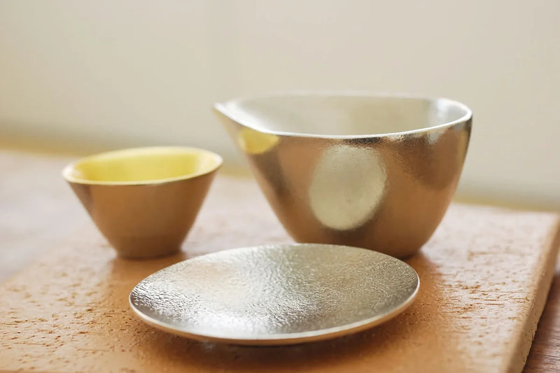 Attractive tinware that brightens up your dining table