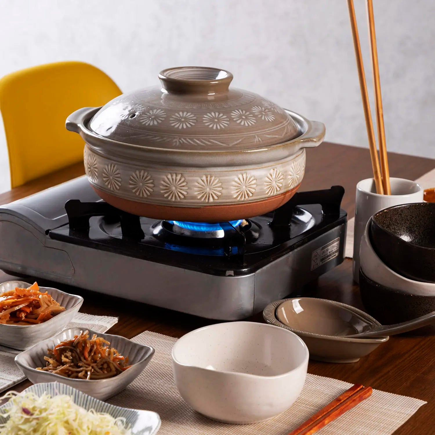 Cast Iron Shabu Pot with Divider Hot Pot - China Cast Iron Cookware and  Cast Iron Wok price