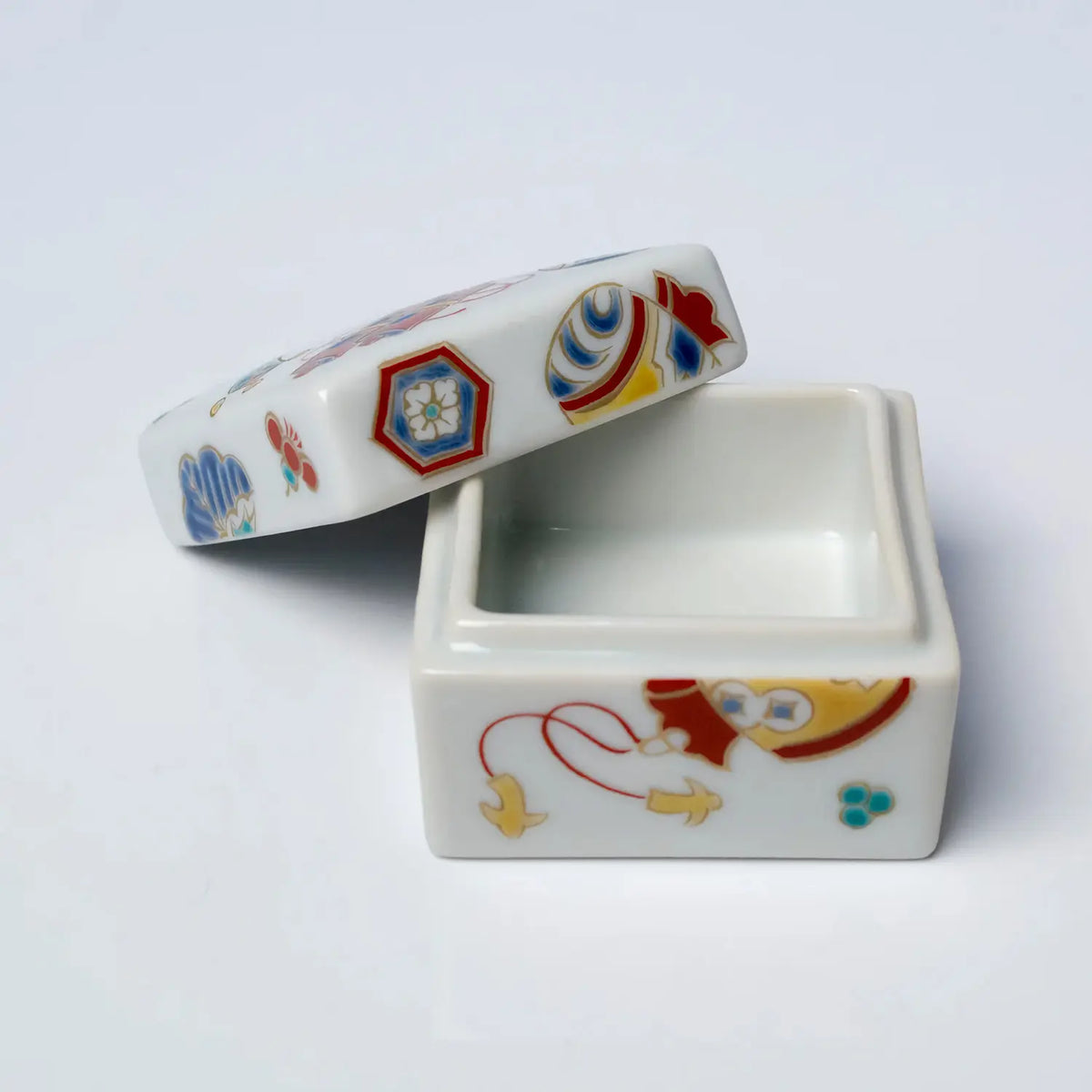 SEIKOU SAI Kutani Porcelain Jubako Box Takarazukushi