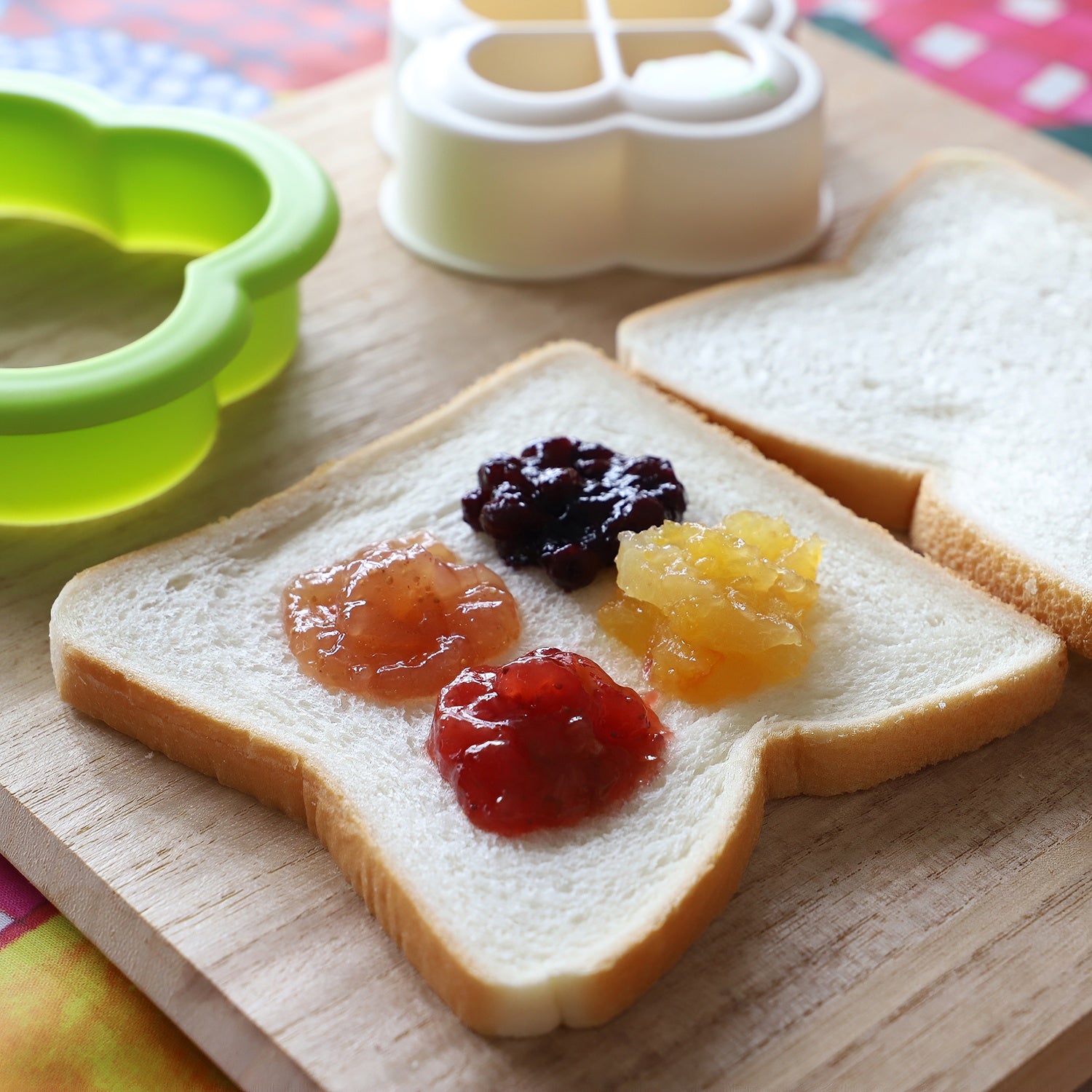 https://www.globalkitchenjapan.com/cdn/shop/products/AkebonoClover-ShapedSandwichCutter_Sealer_2_7906f2a0-1233-430c-9533-65fe3b3de44f.jpg?v=1756274942