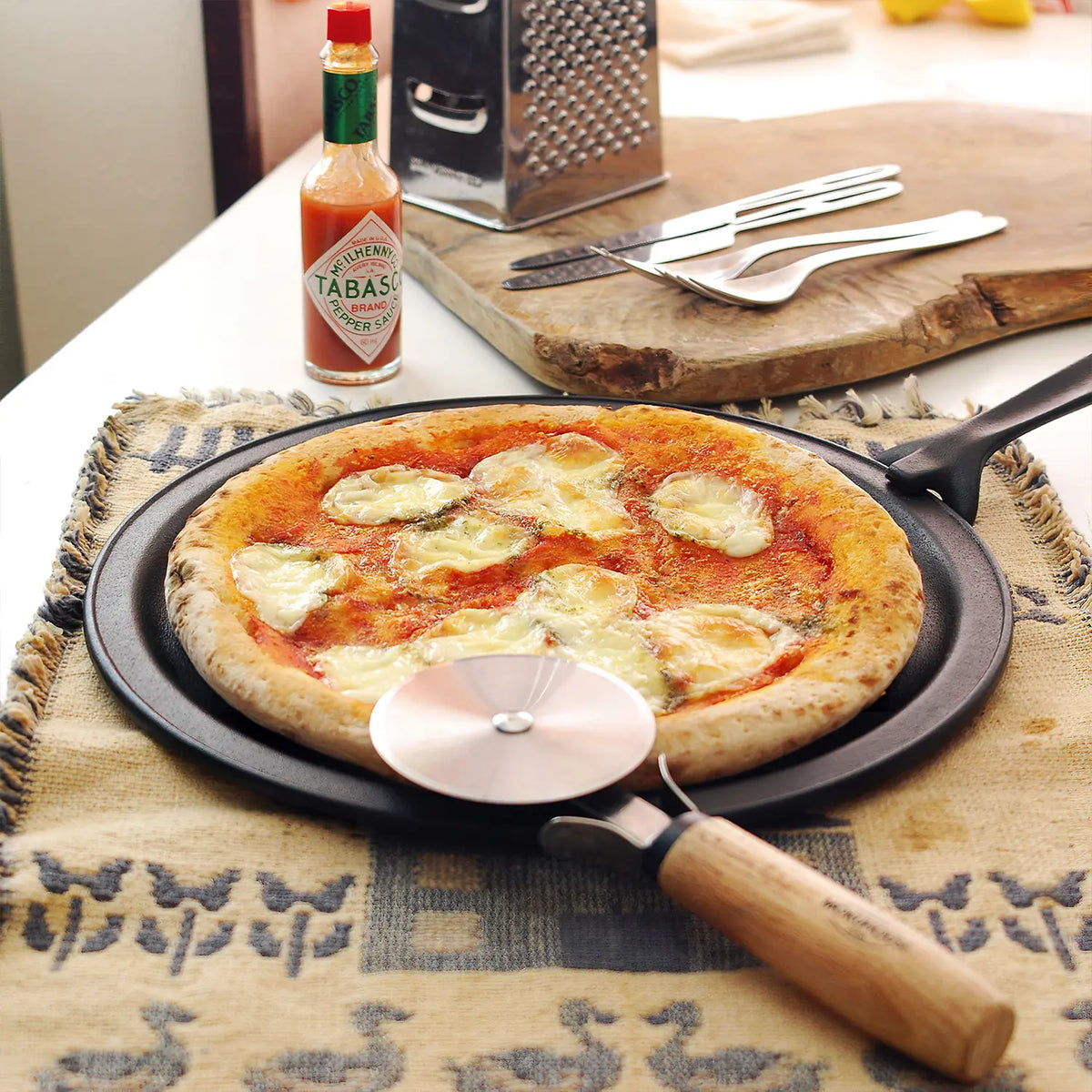 Iwachu Induction Cast-Iron Pizza Pan with Removable Handle