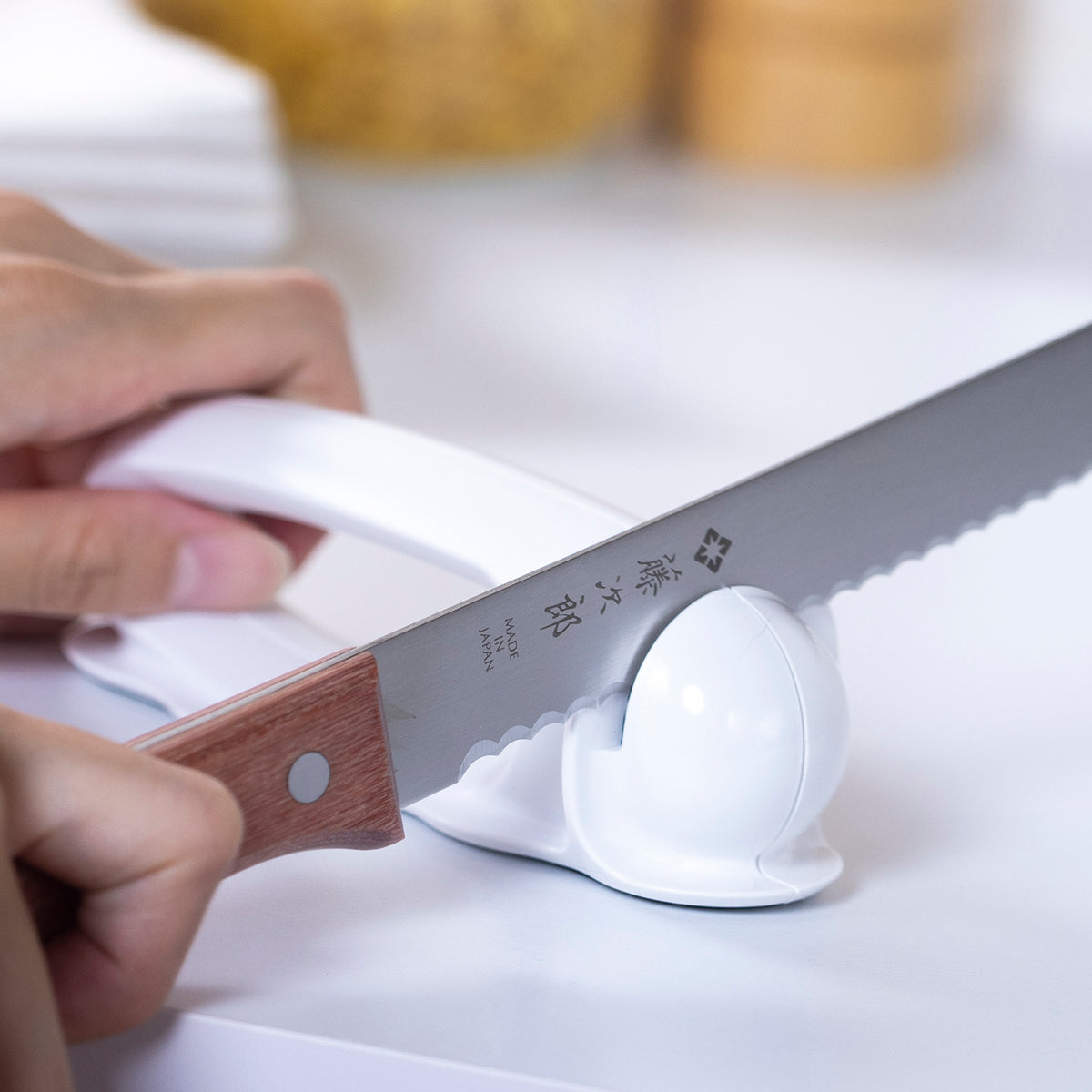 How to Pick the Best Knife Sharpener for Serrated Knives
