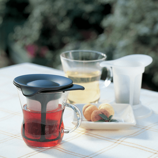 https://www.globalkitchenjapan.com/cdn/shop/products/hario-heat-resistant-glass-mug-with-infuser-200ml-2-colours-infuser-mugs-28958859919.png?v=1564103143