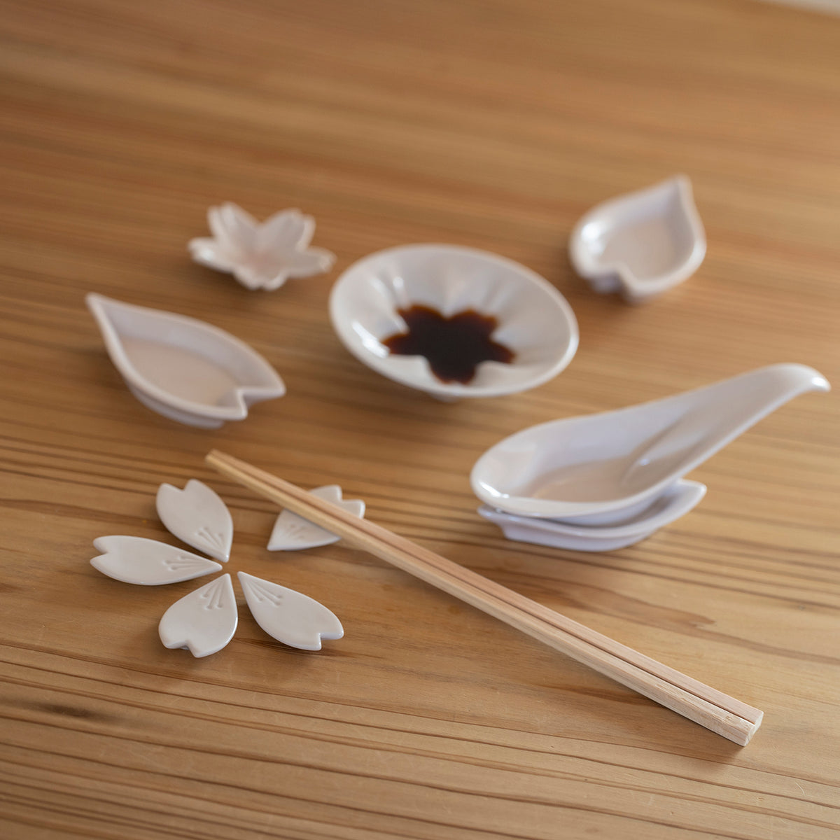 hiracle Sakura Porcelain Renge Spoon and Petal Plate Set